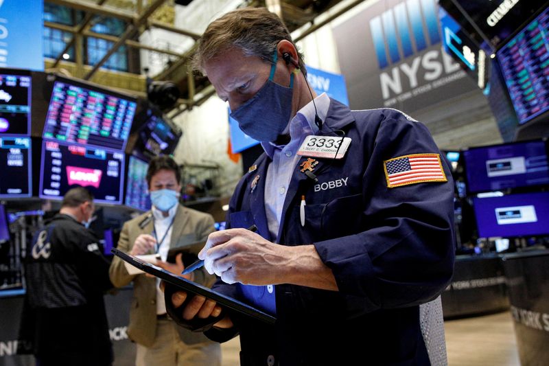 © Reuters. FILE PHOTO: Traders work on the floor of the New York Stock Exchange (NYSE) in New York City, U.S., January 10, 2022.  REUTERS/Brendan McDermid