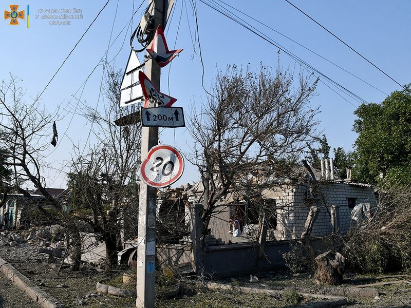 &copy; Reuters. ウクライナ南部の主要都市ミコライウで２９日、民間住宅がロシア軍の砲撃を受け、市当局や目撃者によると少なくとも２人が死亡した。提供写真（２０２２年　ロイター/SES Ukraine/via REUTERS