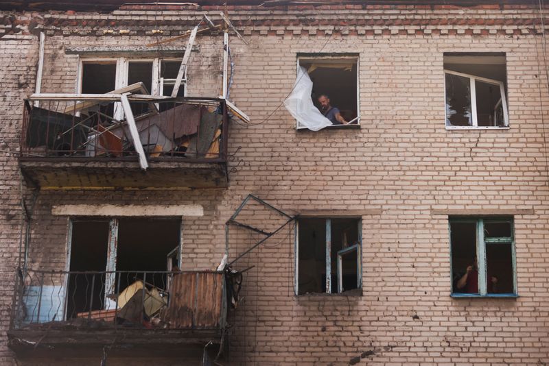 &copy; Reuters. Foto de archivo de un hombre ucraniano que comprueba los daños en las casas tras los recientes bombardeos rusos, mientras continúa el ataque de Rusia en Ucrania, en la ciudad de Slovyansk, en la región de Donetsk

Ago 28,2022. REUTERS/Ammar Awad