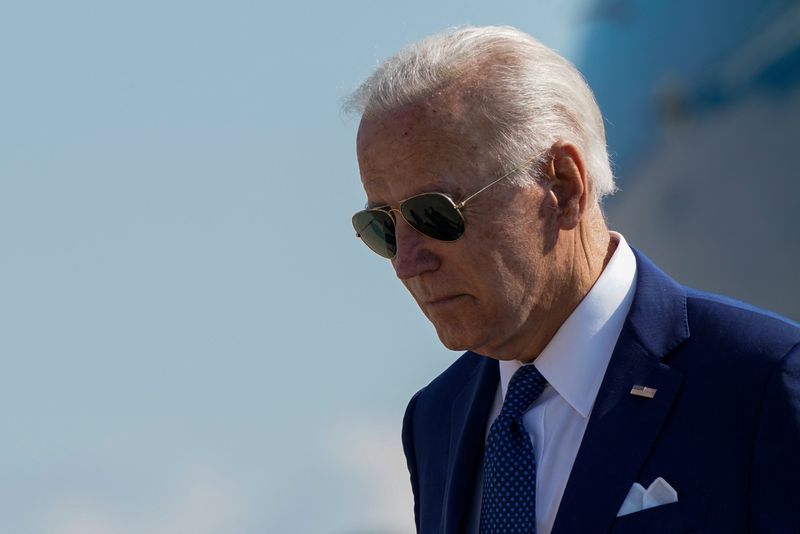 © Reuters. U.S. President Joe Biden disembarks from Air Force One at Joint Base Andrews, Maryland, U.S., August 29, 2022. REUTERS/Elizabeth Frantz