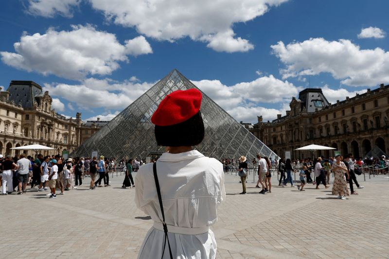 &copy; Reuters. フランスのグレゴワール観光担当相は、今夏は国内観光部門が大きく回復していると明らかにした。写真は７月３日、パリで撮影（２０２２年　ロイター/Benoit Tessier）