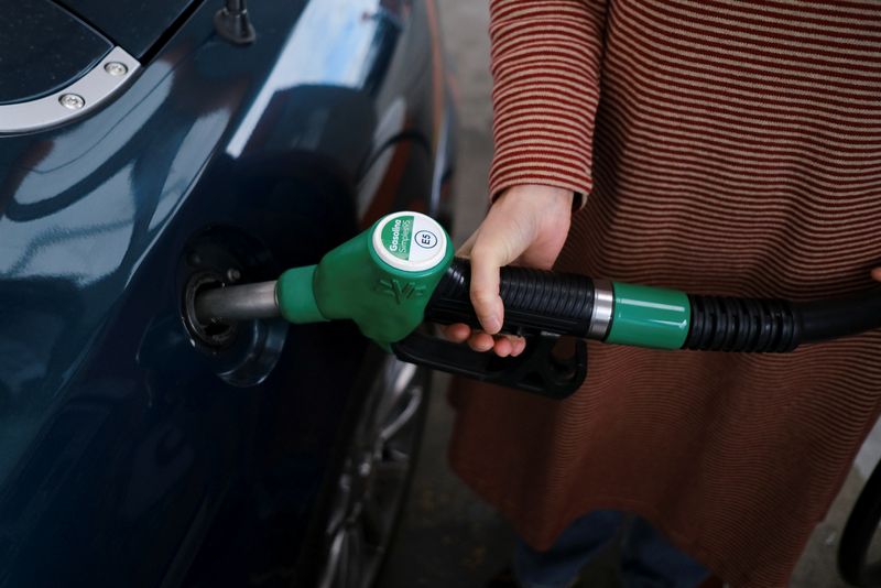 &copy; Reuters. FILE PHOTO: A person uses a petrol pump to fuel up a car, as the price of petrol rises, in Lisbon, Portugal, March 7, 2022. REUTERS/Pedro Nunes