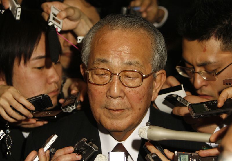 &copy; Reuters. FILE PHOTO: Kazuo Inamori, the honorary chairman of electronics components maker Kyocera Corp, speaks to reporters.REUTERS/Yuriko Nakao  