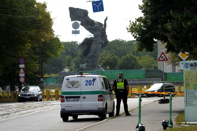 &copy; Reuters. FOTO DE ARCHIVO. Un policía municipal observa durante el desmantelamiento de un monumento a la victoria soviética de la Segunda Guerra Mundial en Riga, Letonia. 23 de agosto de 2022. REUTERS/Ints Kalnins