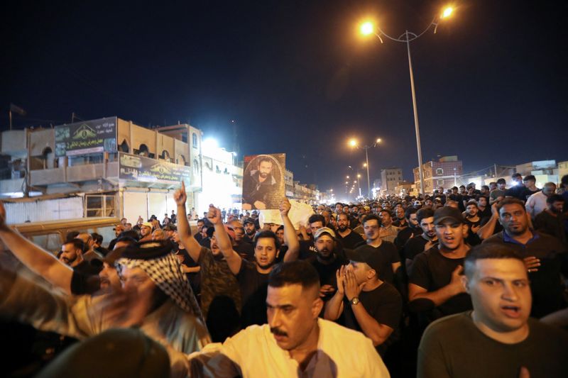 &copy; Reuters. أشخاص يحملون نعش أحد أنصار مقتدى الصدر في بغداد يوم الثلاثاء. تصوير: وسام العقيلي - رويترز