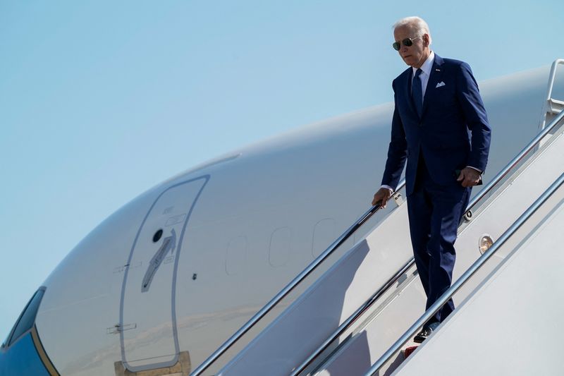 &copy; Reuters. FILE PHOTO: U.S. President Joe Biden disembarks from Air Force One at Joint Base Andrews, Maryland, U.S., August 29, 2022. REUTERS/Elizabeth Frantz/File Photo