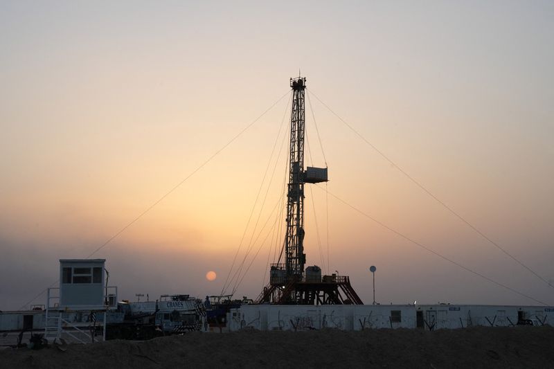 &copy; Reuters. FOTO DE ARQUIVO: Uma visão geral mostra uma plataforma de petróleo usada na perfuração no campo petrolífero Zubair em Basra, Iraque, 5 de julho de 2022. REUTERS/Essam Al-Sudani
