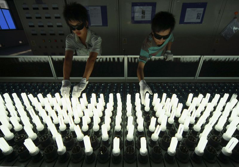&copy; Reuters. FOTO DE ARCHIVO. Imagen referencial de trabajadores comprobando bombillas recién hechas en una fábrica de Suining, provincia de Sichuan, China. 12 de junio de 2009. REUTERS/Stringer