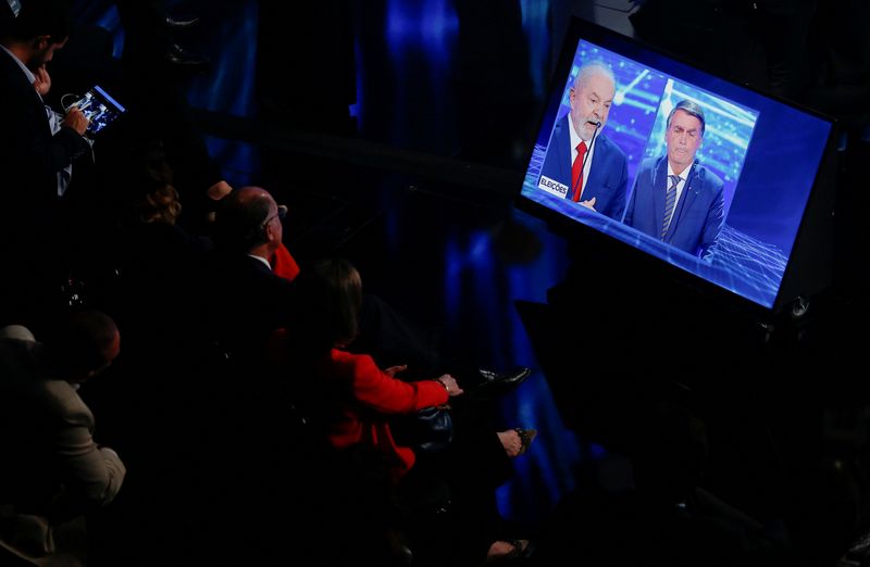 &copy; Reuters. Espectadores assistem aos candidatos Lula (PT) e Jair Bolsonaro (PL) em debate presidencial, em São Paulo, Brasil
28/08/2022 REUTERS/Carla Carniel