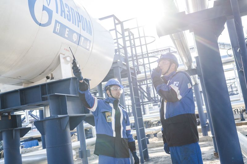 &copy; Reuters. FILE PHOTO: Employees work at the Alexander Zhagrin oilfield operated by Gazprom Neft in Khanty-Mansi Autonomous Area–Yugra, Russia, in this picture released August 30, 2022. Stoyan Vassev/Press service of Gazprom Neft/Handout via REUTERS 