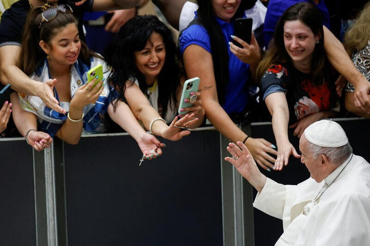 &copy; Reuters. El Papa Francisco saluda a los fieles durante la audiencia general semanal en El Vaticano. 24 agosto 2022. REUTERS/Guglielmo Mangiapane