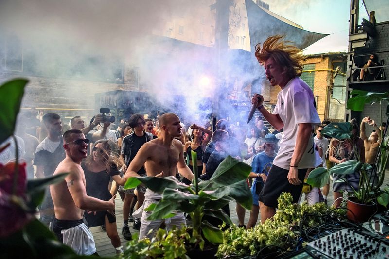 &copy; Reuters. Jóvenes bailan en una fiesta "rave" en el centro de Kiev, Ucrania. 27 de agosto de 2022.  REUTERS/Vladyslav Musiienko