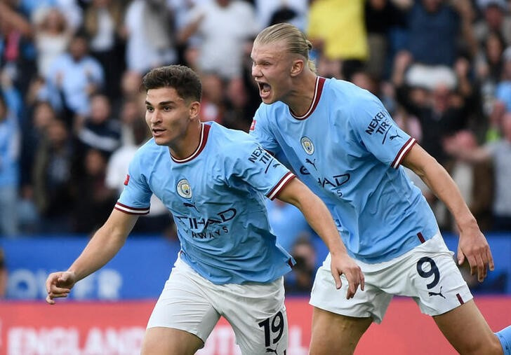 &copy; Reuters. Imagen de archivo del delantero argentino Julián Álvarez (izq) celebrando con su compañero Erling Haaland un gol contra el Liverpool en la Community Shield en el King Power Stadium, Leicester, Reino Unido. 30 julio 2022. REUTERS/Tony Obrien