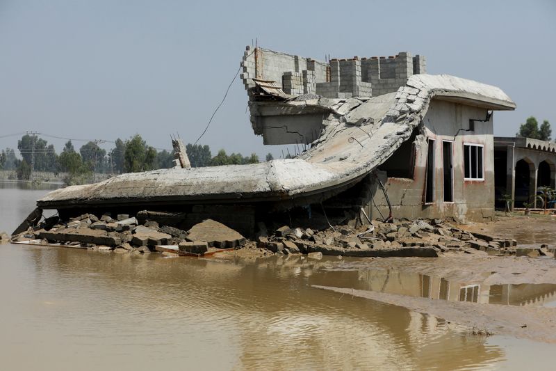 © Reuters. A general view of a collapsed building, following rains and floods during the monsoon season in Nowshera, Pakistan August 30, 2022. REUTERS/Fayaz Aziz