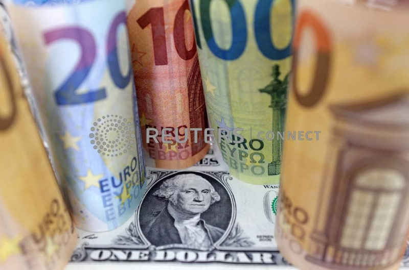 &copy; Reuters. Banconote del dollaro americano e dell'euro in questa illustrazione del 17 luglio 2022. REUTERS/Dado Ruvic/Illustrazione
