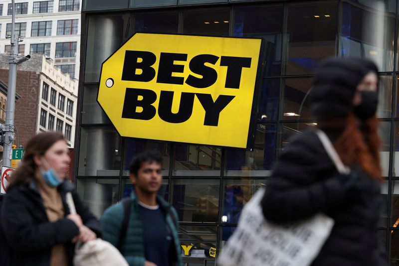 &copy; Reuters. FILE PHOTO: People walk past a Best Buy store in Manhattan, New York City, U.S., November 22, 2021. REUTERS/Andrew Kelly/File Photo
