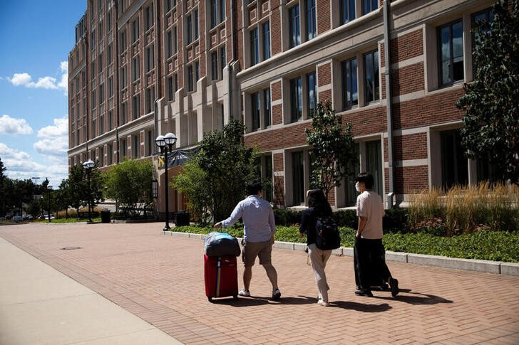 © Reuters. FILE PHOTO: Students move back into the rooms for fall semester. Picture taken on August 19, 2020. REUTERS/Emily Elconin