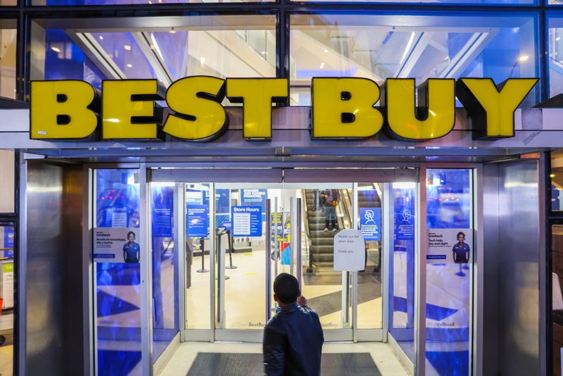 © Reuters. FILE PHOTO: A person enters a Best Buy store in Manhattan, New York City, U.S., November 22, 2021. REUTERS/Andrew Kelly/File Photo