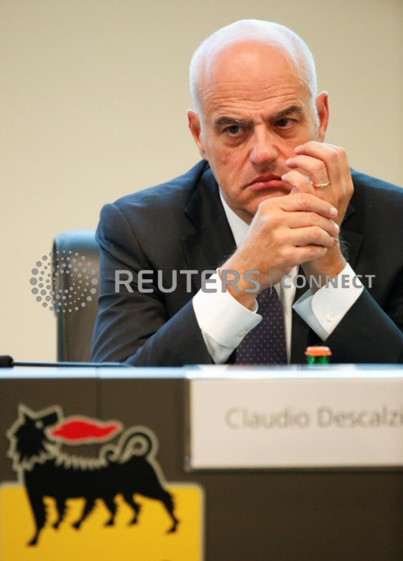 &copy; Reuters. L'amministratore delegato di Eni Claudio Descalzi partecipa a un incontro presso il Centro Congressi Eni a Roma, Italia, 20 settembre 2016. REUTERS/Remo Casilli