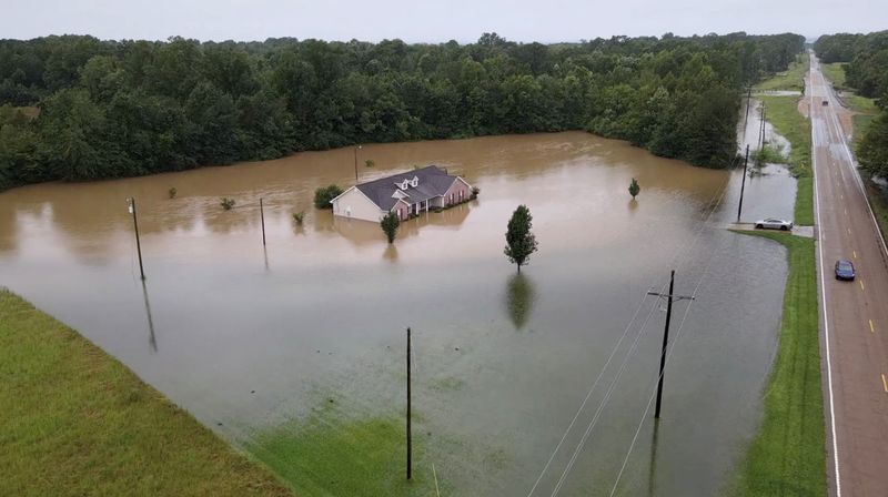 'A total crisis': Life in Mississippi's capital disrupted by water loss