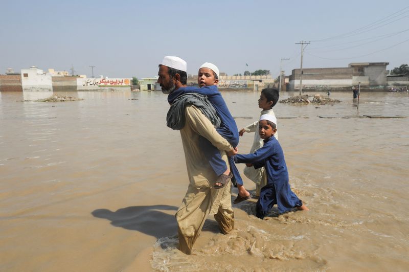 &copy; Reuters. パキスタンのレーマン気候変動相は、モンスーン期の豪雨と大規模な洪水によって、国土の３分の１が冠水したと明らかにした。３０日、パキスタン・ナウシェラで撮影（２０２２年　ロイ