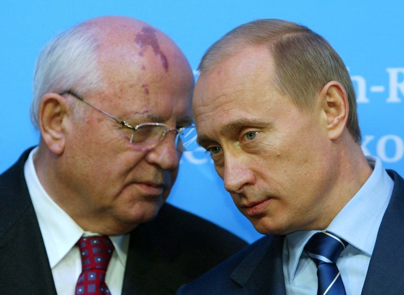 &copy; Reuters. FILE PHOTO: Russian President Vladimir Putin (R) listens to former President of the Soviet Union Mikhail Gorbachev during a news conference following bilateral talks with German Chancellor Gerhard Schroeder at Schloss Gottorf Palace in the northern German