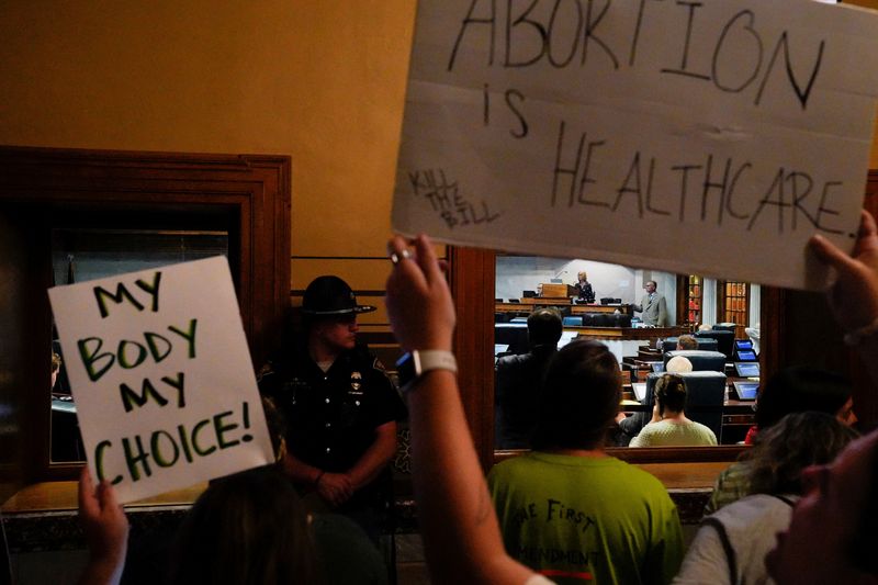 &copy; Reuters. FILE PHOTO: Abortion rights demonstrators protest outside the Senate chambers shortly before the vote to accept Senate Bill 1 which was passed by the house earlier in the day, making the Indiana legislature the first in the nation to restrict abortions, i