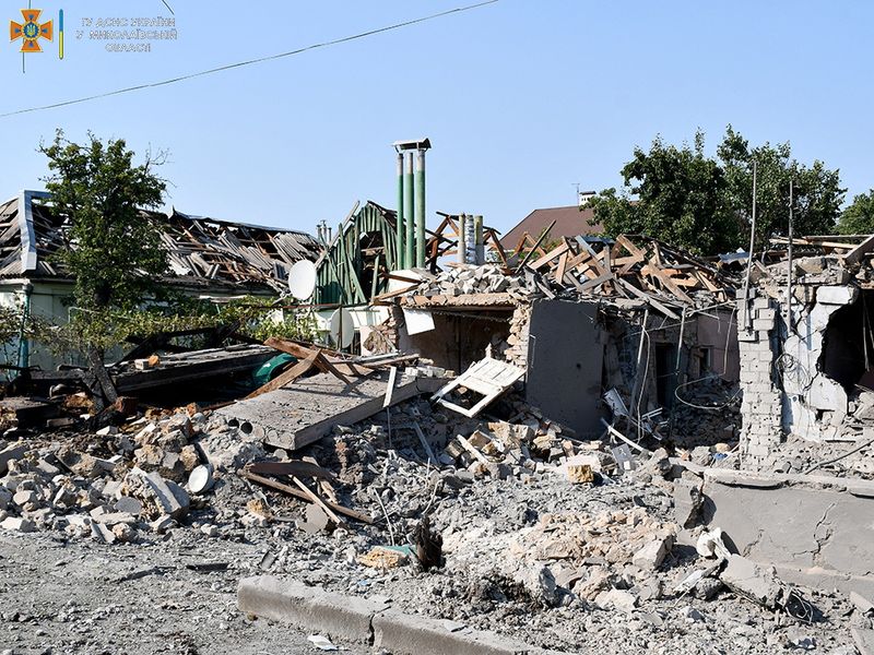 &copy; Reuters.  ８月３０日、 ウクライナのゼレンスキー大統領は南部奪還に向けて反転攻勢を開始したことを受け、ロシア軍に逃亡を促した。写真は２９日、破壊されたミコライウの住宅。ソーシャルメ