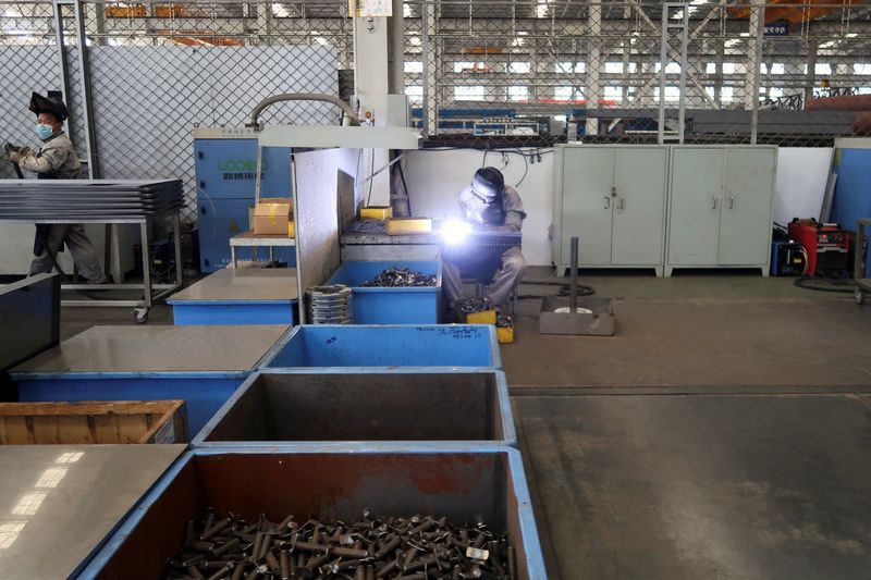 &copy; Reuters. FILE PHOTO: Employees work on the production line at Jingjin filter press factory in Dezhou, Shandong province, China August 25, 2022. REUTERS/Siyi Liu