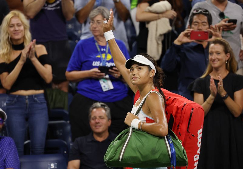 &copy; Reuters. لاعبة التنس البريطانية إيما رادوكانو تحيي جمهورها عقب خسارتها في الدور الأول من بطولة أمريكا المفتوحة للتنس العام الماضي أمام الفرنسية ألي
