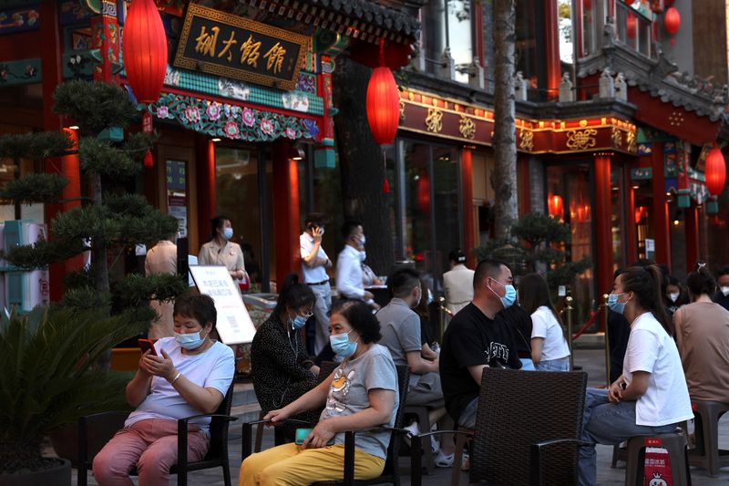 &copy; Reuters.     中国国家統計局が３１日発表した８月の非製造業購買担当者景気指数（ＰＭＩ）は５２．６と、前月の５３．８から低下した。写真は６月、北京市内で撮影（２０２２年　ロイター／Tings