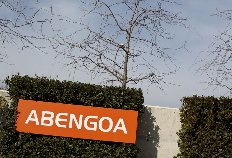 &copy; Reuters. FOTO DE ARCHIVO: El logotipo de Abengoa en su sede en Sevilla, Andalucía, España, el 2 de febrero de 2016. REUTERS/Marcelo del Pozo