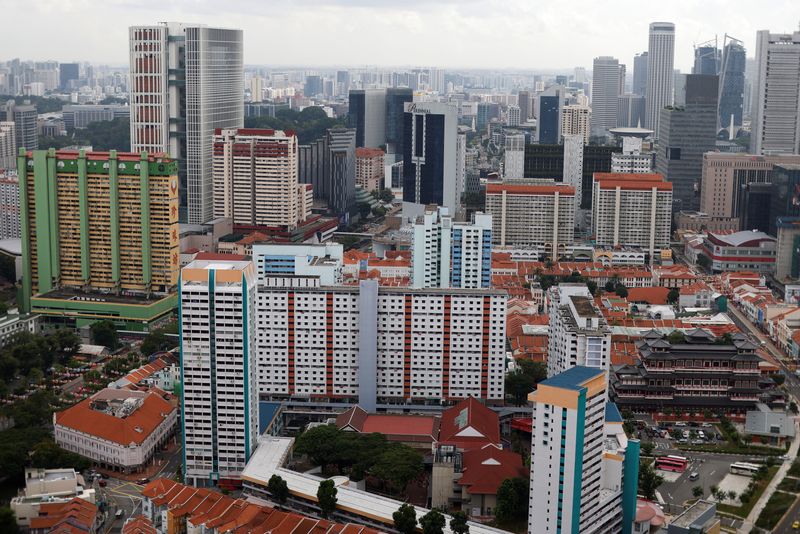 &copy; Reuters. FILE PHOTO: A view of old public housing apartments in fringe of the central business district in Singapore August 19, 2022. REUTERS/Edgar Su
