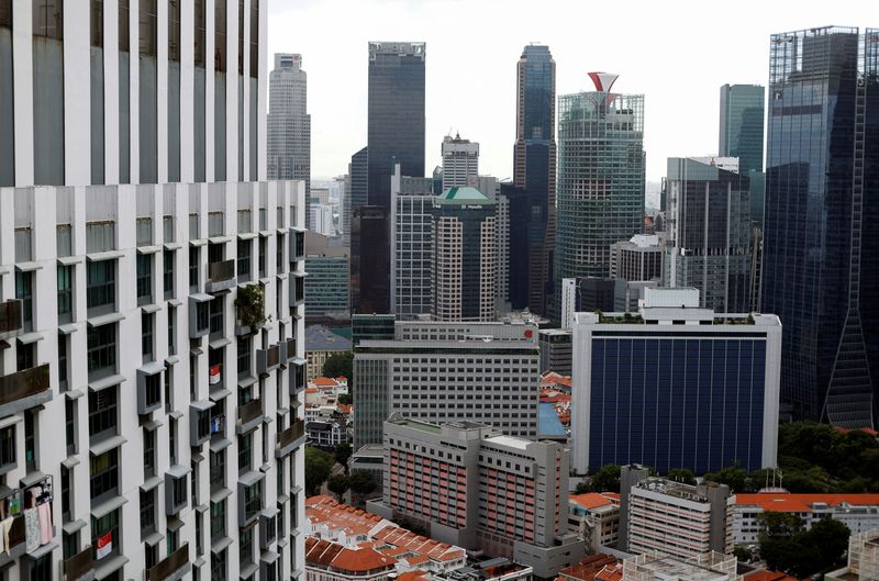 © Reuters. A view of the Pinnacle at Duxton public housing apartment blocks (L) beside the central business district in Singapore August 19, 2022. REUTERS/Edgar Su