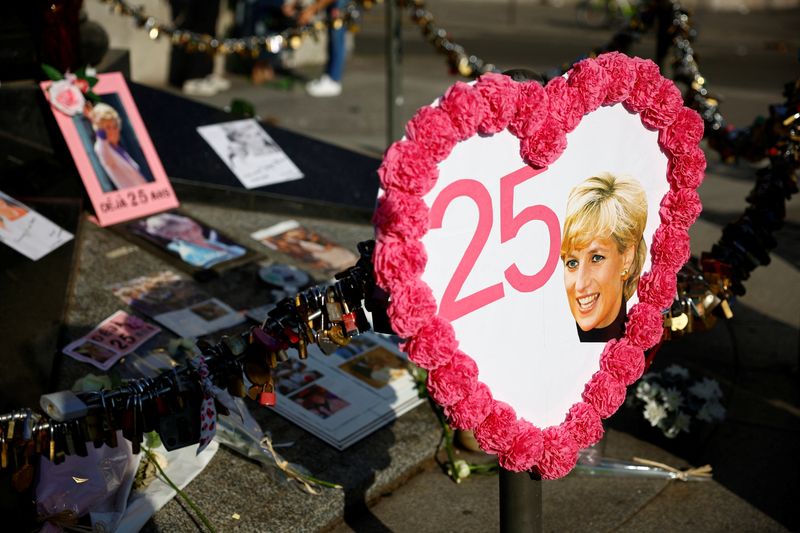 Mourners mark Princess Diana's death in Paris, 25 years on