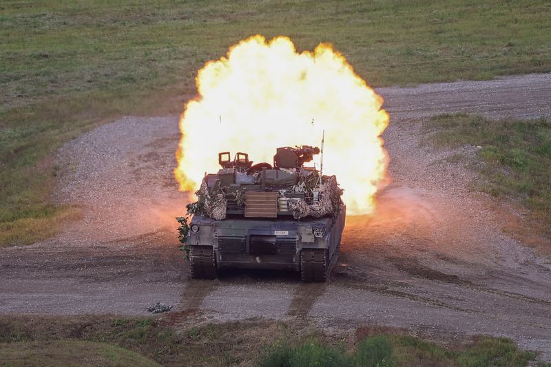 &copy; Reuters. دبابة أمريكية طراز إم1إيه1 تطلق النيران خلال مناورات عسكرية بين الولايات المتحدة وكوريا الجنوبية بالقرب من المنطقة منزوعة السلاح التي تفصل 