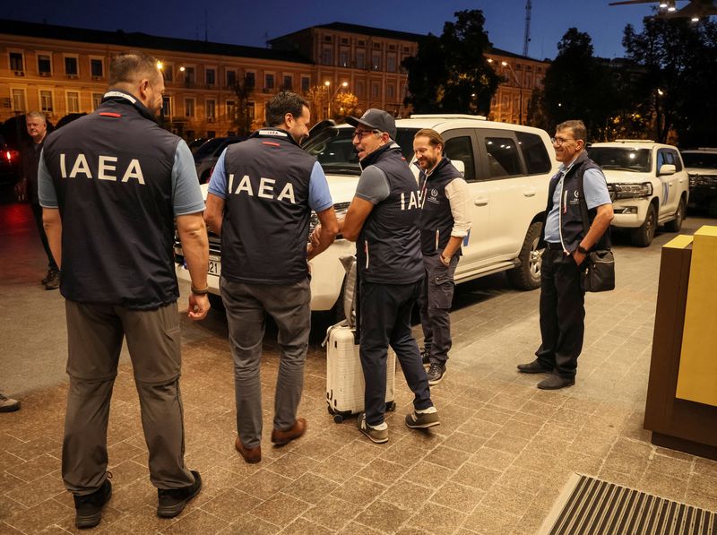 &copy; Reuters. 　８月３１日、国際原子力機関（ＩＡＥＡ）の査察団は来月１日午前にウクライナ南部のザポロジエ原子力発電所に到着する見通し。写真はキーウのホテル前に立つＩＡＥＡ関係者ら（２０