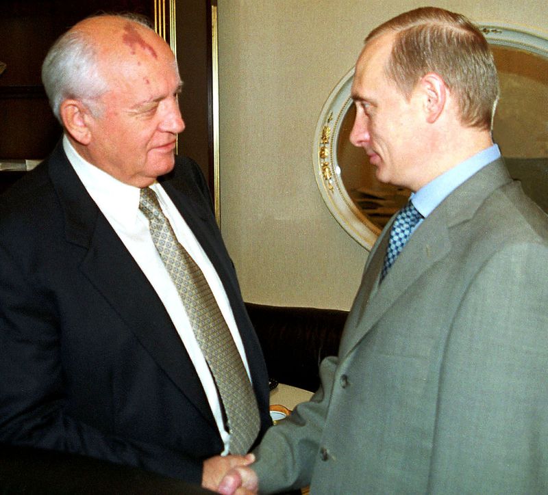 &copy; Reuters. الرئيس الروسي فلاديمير بوتين (إلى اليمين) يصافح ميخائيل جورباتشوف آخر رئيس للاتحاد السوفيتي في الكرملين بصورة من أرشيف رويترز.