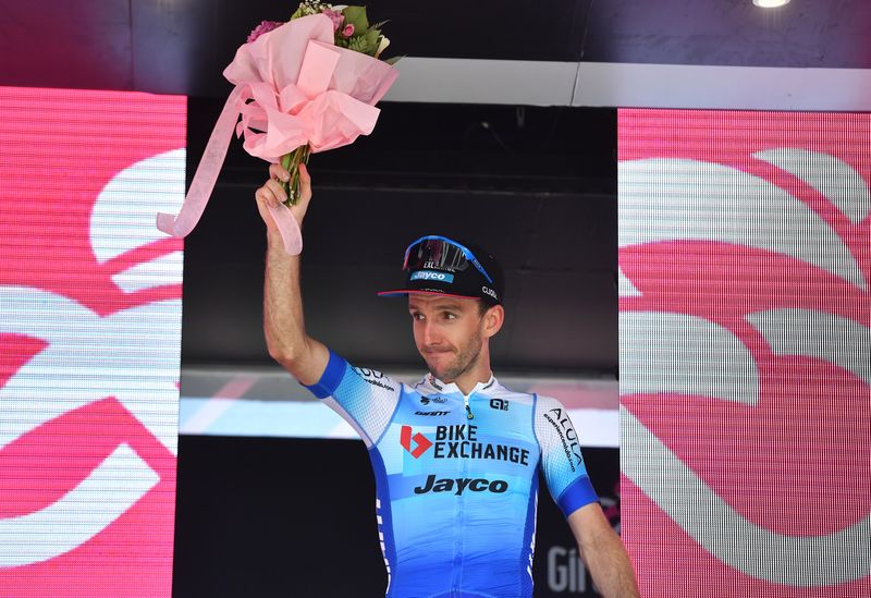 &copy; Reuters. FOTO DE ARCHIVO: Simon Yates en el Giro de Italia - Etapa 14 - Santena a Turín, Italia - 21 de mayo de 2022 Team BikeExchange - Simon Yates de Jayco celebra su victoria tras ganar la etapa 14. REUTERS/Jennifer Lorenzini