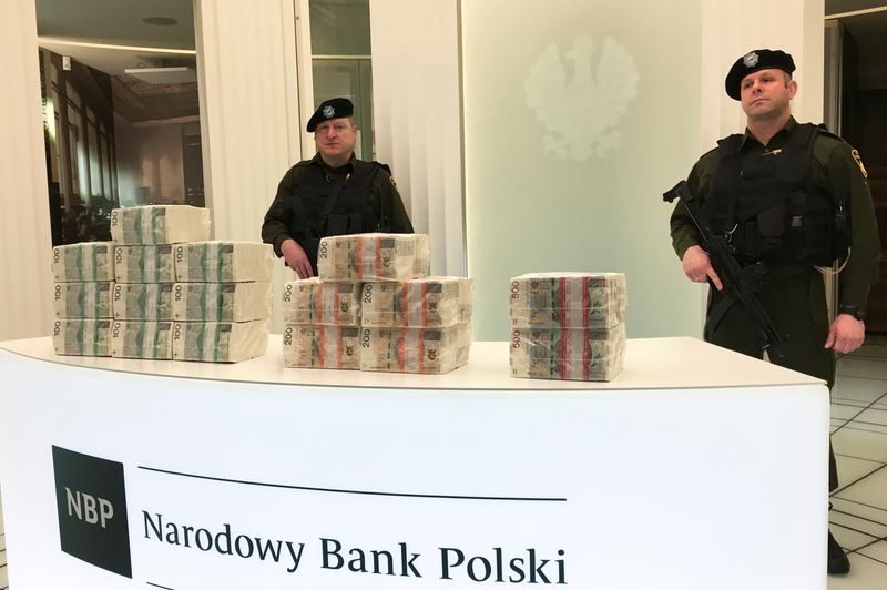 &copy; Reuters. FILE PHOTO: Security men at the Polish central bank headquarters guard piles of cash worth 1 million zlotys each ($248,000) in 100-zloty, 200-zloty and 500-zloty banknotes in Warsaw, Poland February 10, 2017.  REUTERS/Marcin Goettig