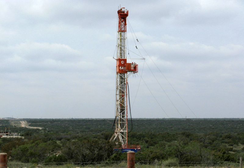 &copy; Reuters. FILE PHOTO: A rig contracted by Apache Corp drills a horizontal well in a search for oil and natural gas in the Wolfcamp shale located in the Permian Basin in West Texas October 29, 2013.   REUTERS/Terry Wade