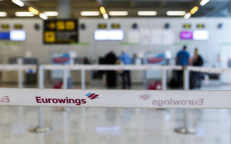 © Reuters. FILE PHOTO: German tourists stand at Eurowings check-in counters at Son Sant Joan airport, amidst the outbreak of the coronavirus disease (COVID-19), in Palma de Mallorca, Spain, March 30, 2021. REUTERS/Enrique Calvo