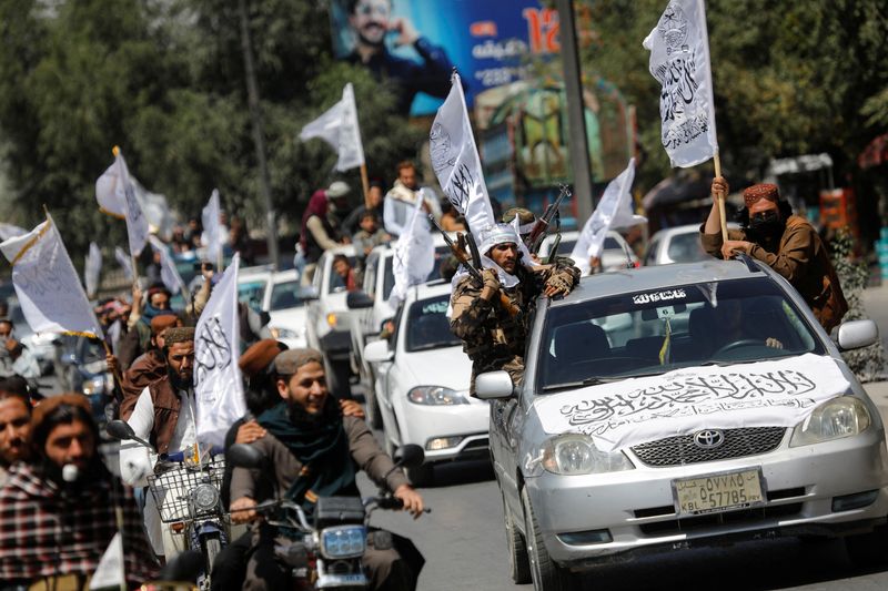&copy; Reuters. أعضاء حركة طالبان يقودون قافلة من السيارات في شوارع العاصمة كابول  يوم الأربعاء احتفالا بالذكرى الأولى لانسحاب القوات الأمريكية من أفغانست