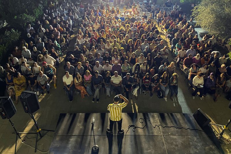 &copy; Reuters. الممثل الكوميدي الأمريكي من أصل فلسطيني جو أبو صخر خلال مشاركته في مهرجان الكوميديا الفلسطينية السنوي في القدس يوم 25 أغسطس آب 2022. تصوير: سنا