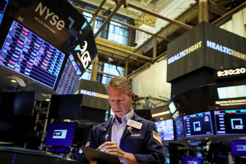 &copy; Reuters. متعامل يتابع حركة تداول الأسهم في بورصة نيويورك في 29 أغسطس 2022. تصوير : برندان مكدرميد- رويترز .  