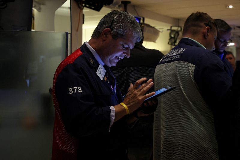 &copy; Reuters. FILE PHOTO: Traders work on the floor of the New York Stock Exchange (NYSE) in New York City, U.S., August 22, 2022.  REUTERS/Brendan McDermid