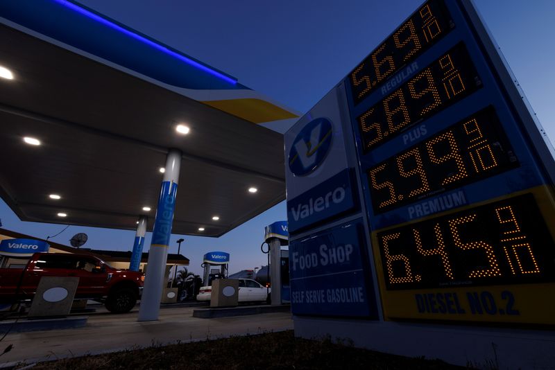 &copy; Reuters. Gasoline prices are displayed as fuel costs continues to climb close to record setting territory in Encinitas, California, U.S., May 9, 2022.  REUTERS/Mike Blake