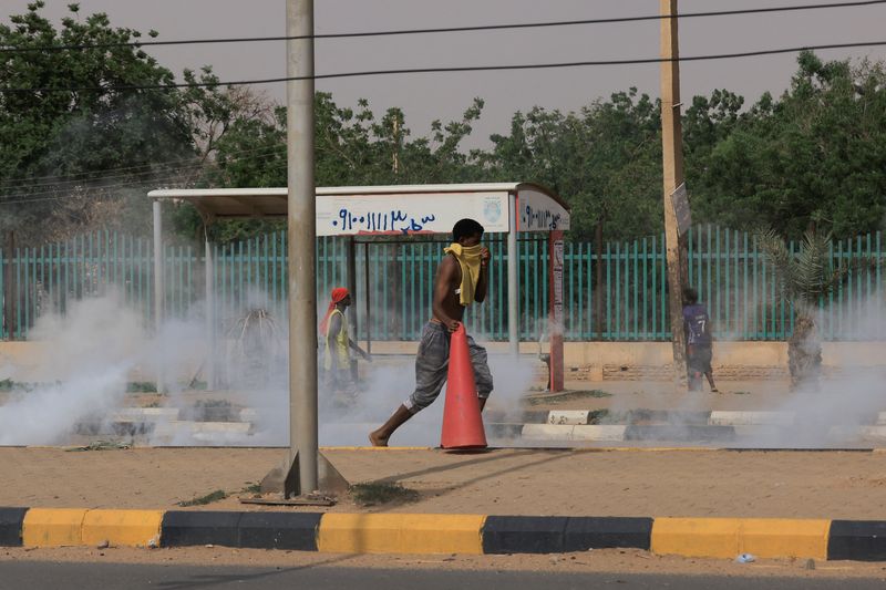 &copy; Reuters. محتجون خلال مسيرة مناهضة للجيش في العاصمة السودانية الخرطوم يوم الأربعاء. تصوير محمد نور الدين عبد الله - رويترز.