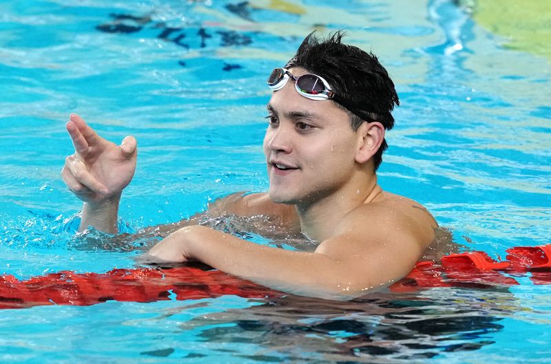 &copy; Reuters. O nadador de Cingapura Joseph Schooling comemora vitória em prova dos 100m Borboleta nos Jogos do Sudeste Asiático. 16 Maio, 2022. REUTERS/Athit Perawongmetha/Arquivo 