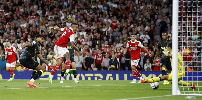 &copy; Reuters. O atacante Gabriel Jesus marca o primeiro gol do Arsenal contra o Aston Villa no Emirates Stadium, em Londres. Reuters/Peter Cziborra 